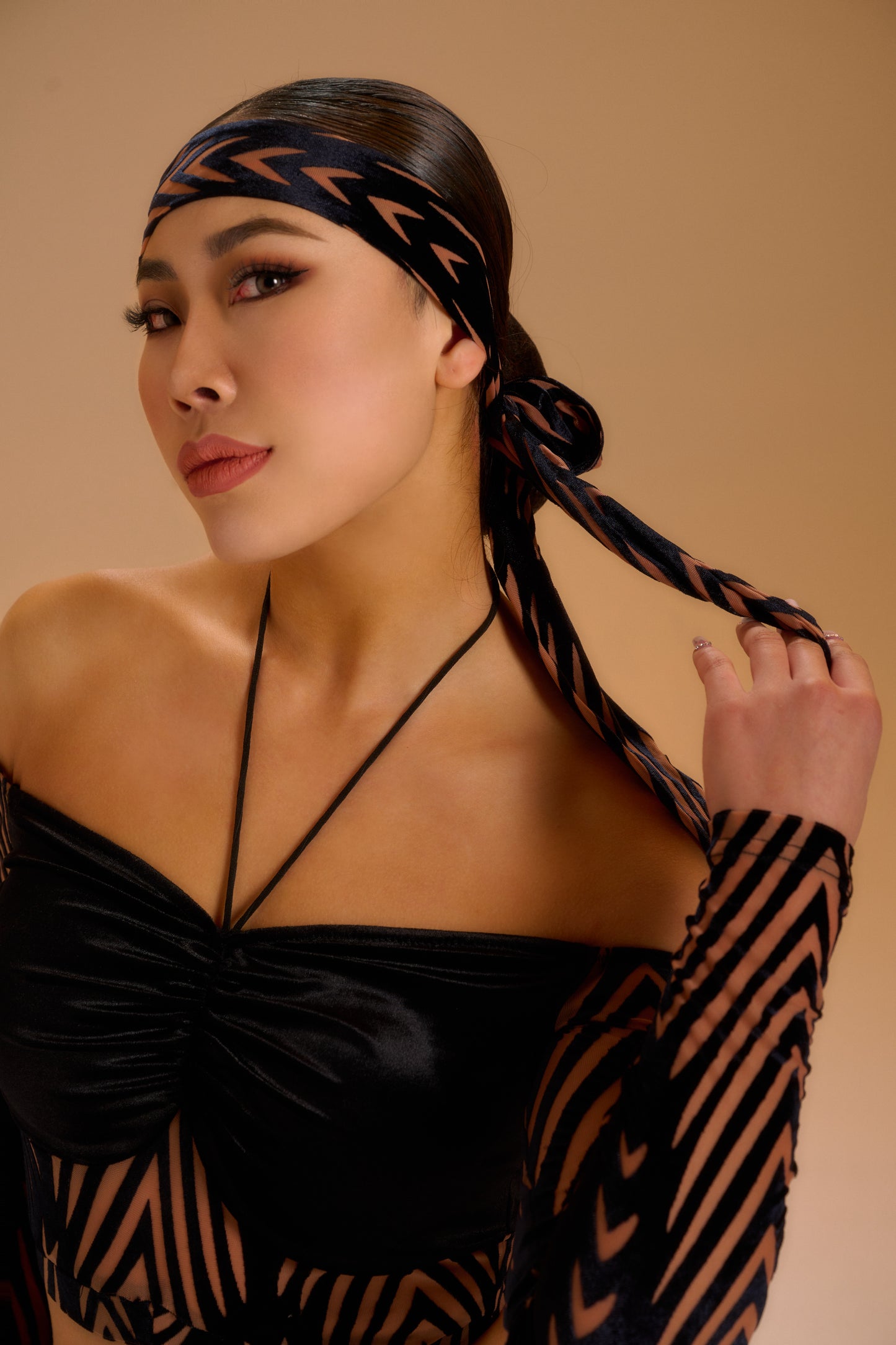 Skinned black velvet jacquard hairband