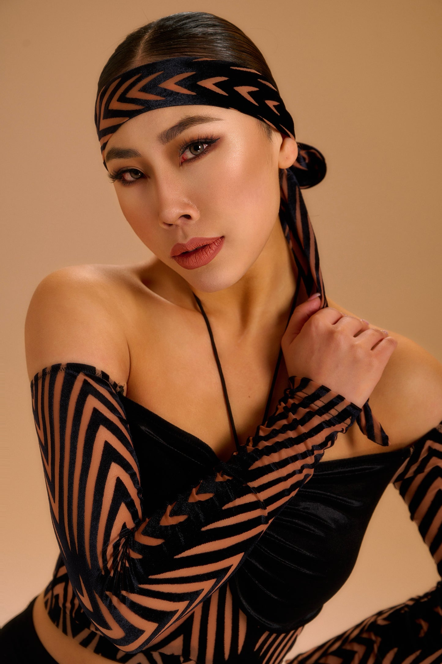 Skinned black velvet jacquard hairband